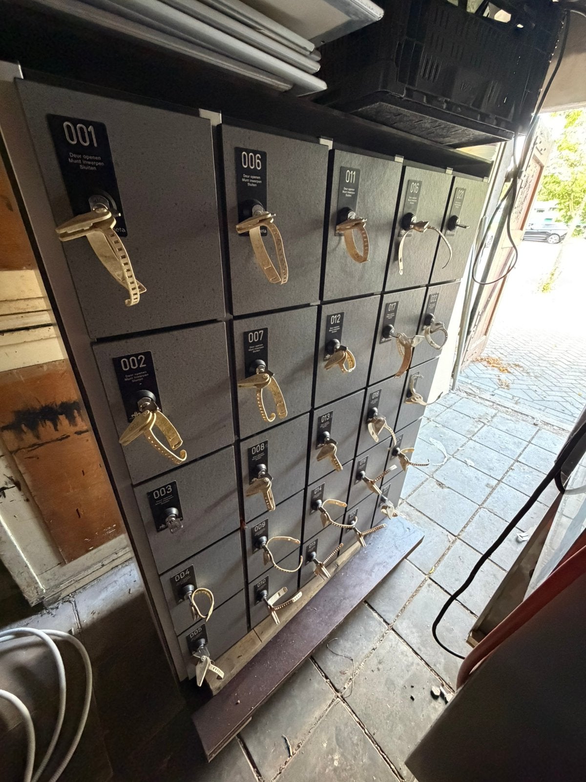 25 Hemeta garderobekluisjes / muntkluisjes met sleutels, Huis en Inrichting, Ophalen, Zo goed als nieuw