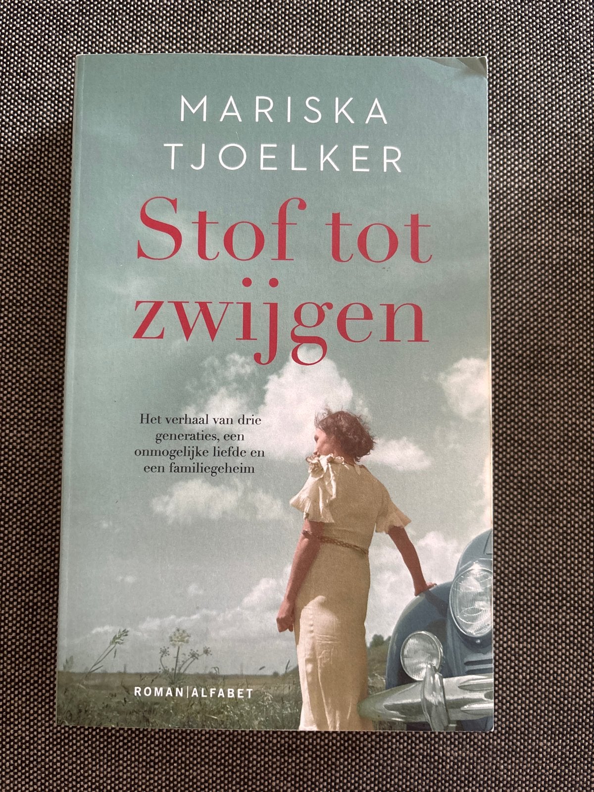 Stof tot zwijgen - Mariska Tjoelker (Roman), Ophalen of Verzenden, Zo goed als nieuw, Nederland