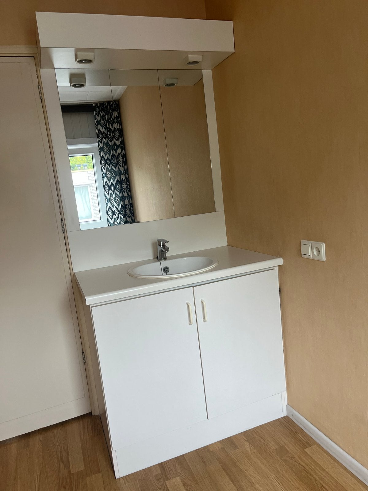 Badkamermeubel met wastafel, kraan en spiegel, Huis en Inrichting, Ophalen, Gebruikt, 50 tot 100 cm, Minder dan 100 cm