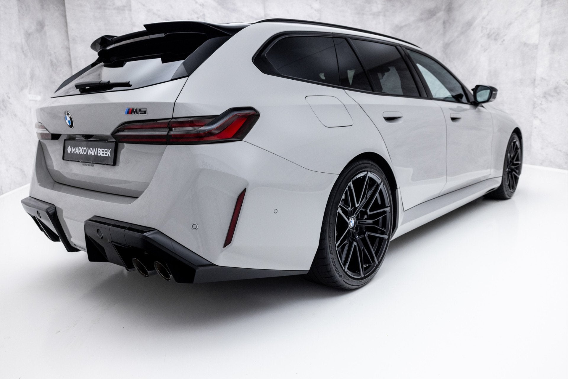BMW 5 Serie Touring M5 | Kreide | Pano | Carbon | Iconic Glo, Auto's, 12 maanden, 4395 cc, 135 min, Vierwielaandrijving