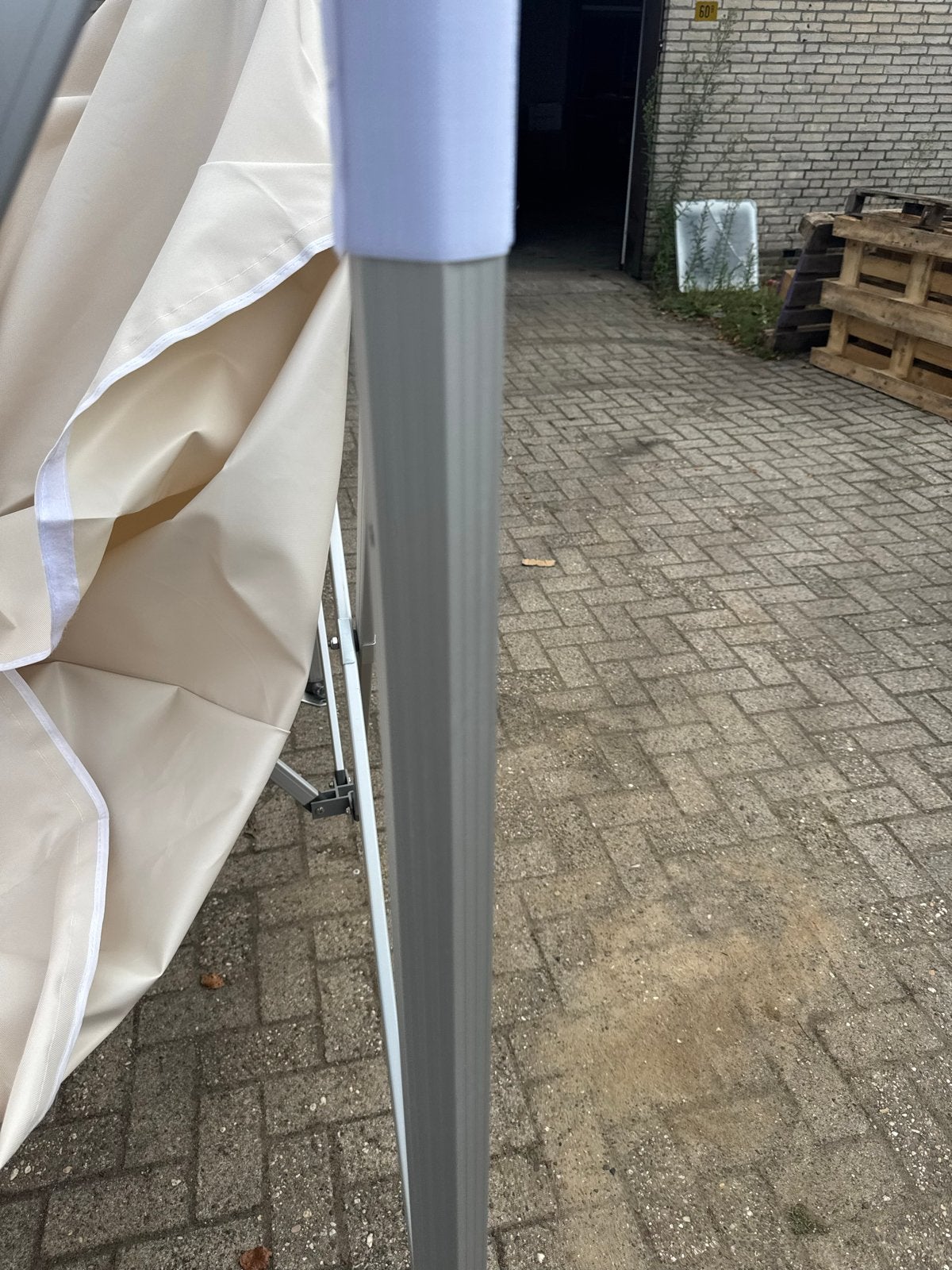 Foto 16 van Professionele 3x3 Beige  Partytent Aluminium - Zeshoekig