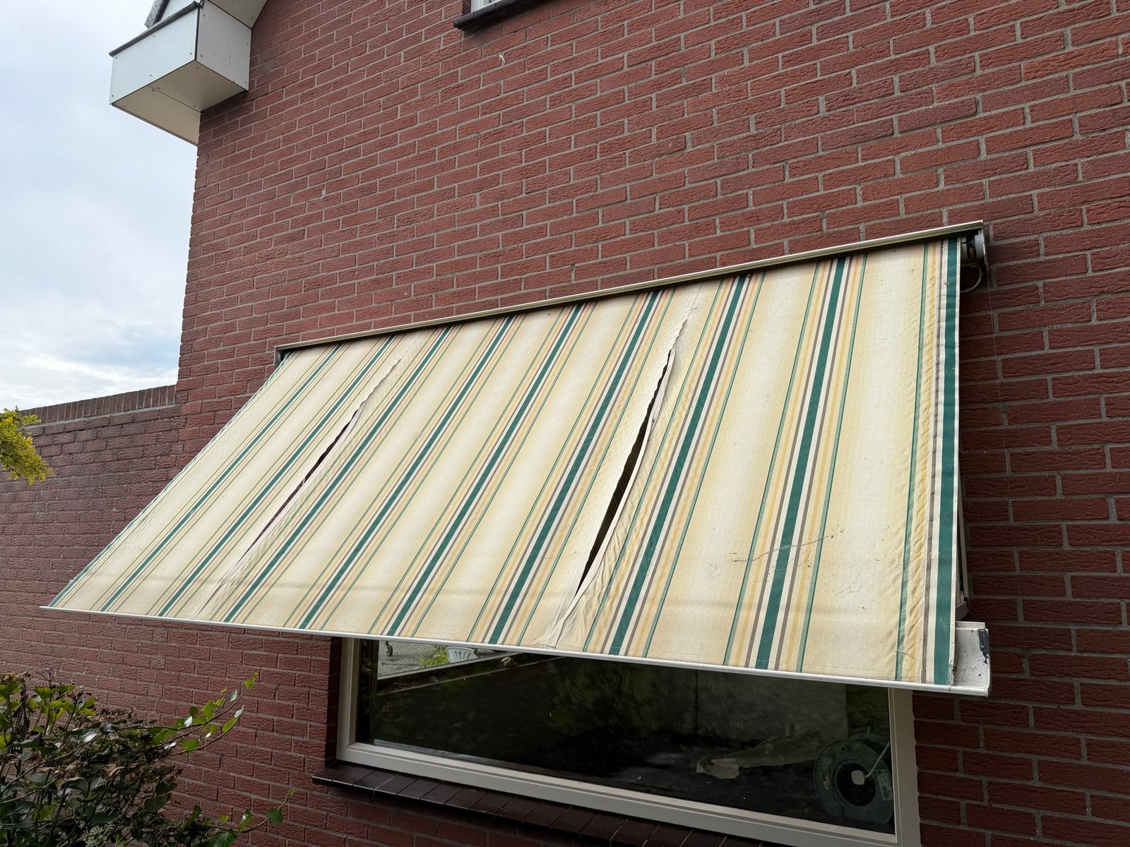 Gebruikt zonnescherm met elektrische bediening 2.78 m breed, Ophalen, Gebruikt