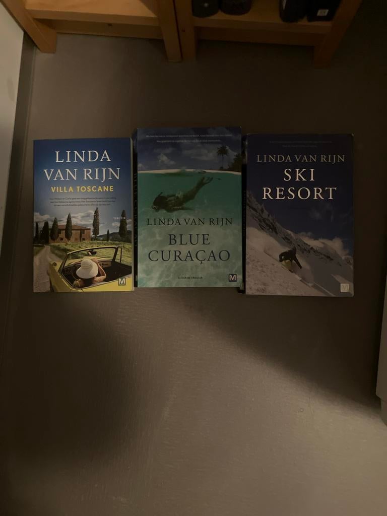 Linda van Rijn Thriller Boeken: Villa Toscane, Blue Curaçao,, Ophalen of Verzenden, Gelezen