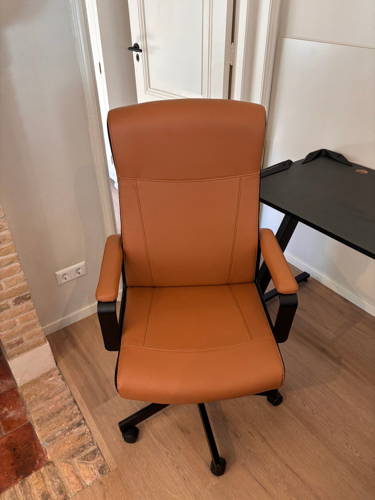 Werk/gaming set: IKEA Millberget bureaustoel & JYSK bureau, Ophalen, Zo goed als nieuw, Zwart