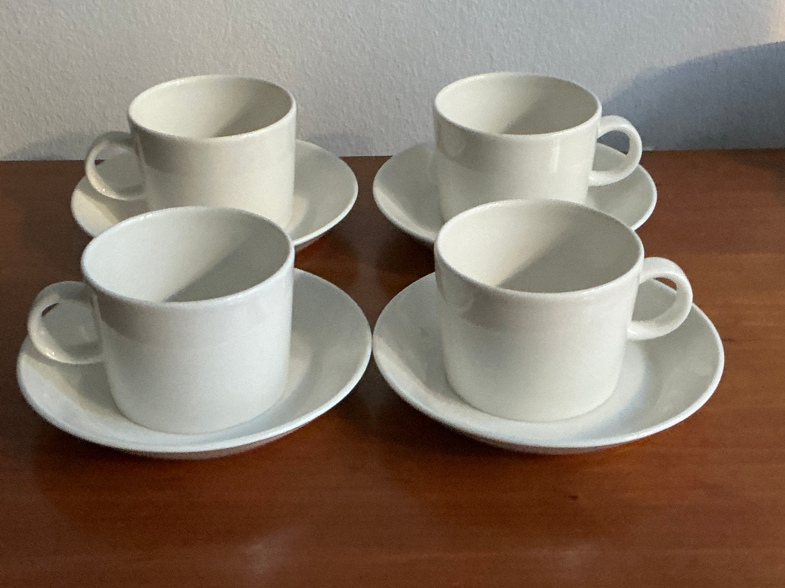 Arabia / Iittala: 4 witte Teema kop en schotels groot model, Arabia, Ophalen of Verzenden, Zo goed als nieuw, Modern