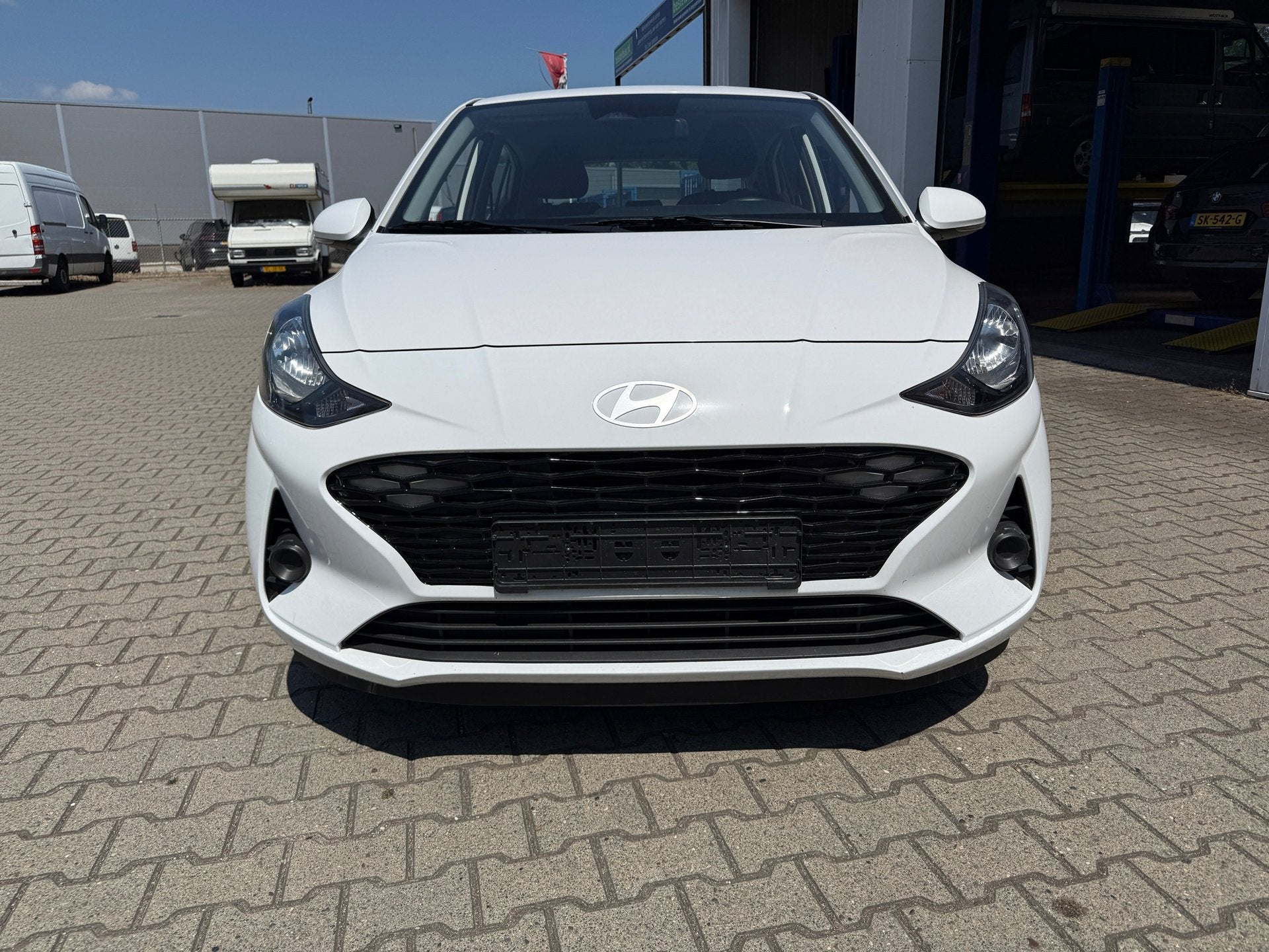 Hyundai I10 1.0 Premium Automaat (BOVAG/RIJKLAARPRIJS), Auto's, Hyundai, 12 maanden, Stof, Zwart, 899 kg