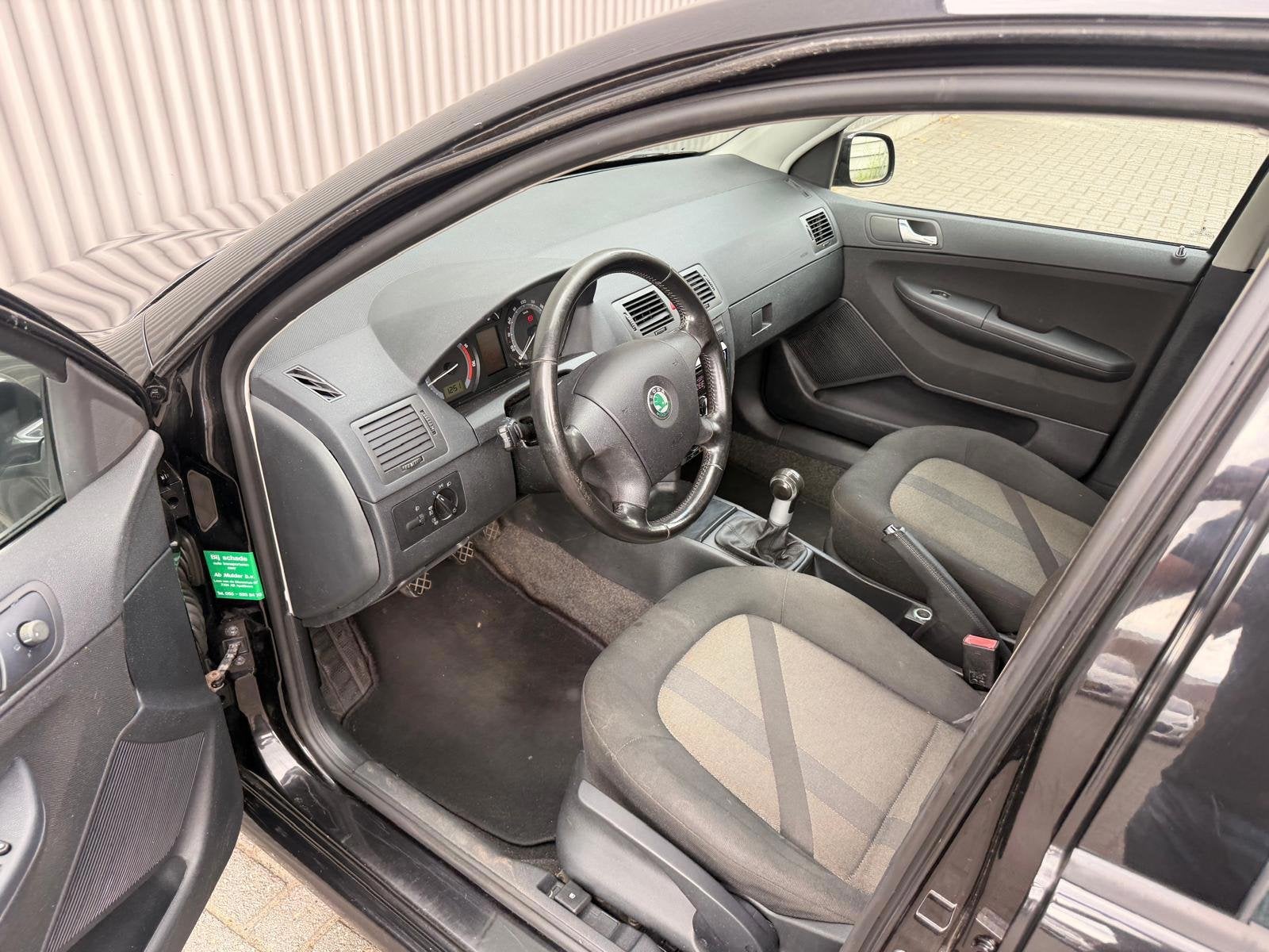 Skoda Fabia Combi 1.4-16V Spirit+ Airco|Cruise control|Elekt, Auto's, Voorwielaandrijving, Gebruikt, Zwart, 4 cilinders