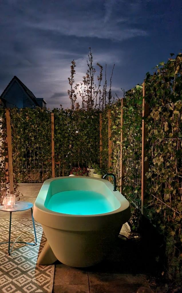 Luxe Buitenbad met Sfeervolle Verlichting Fotoshootlocatie, Ophalen, Zo goed als nieuw, Overige Merken, Geen optische zoom