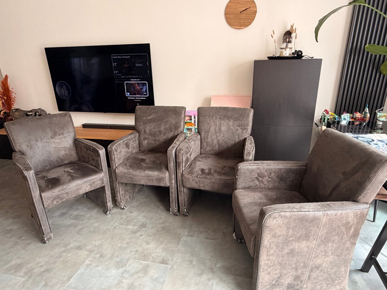 Gratis af te halen 4  eetkamerstoelen met wieltjes, Ophalen, Gebruikt, Vier, Stof