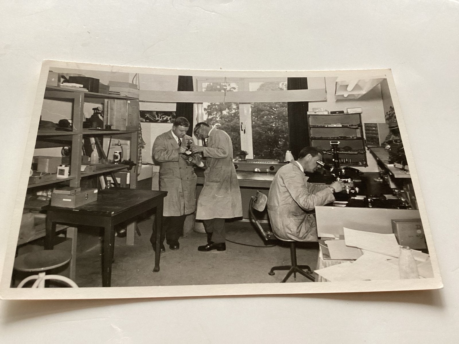 Vintage foto: Mannen in laboratorium, Utrecht (1940-1960), Gebruikt, Foto, Ophalen of Verzenden, 1940 tot 1960