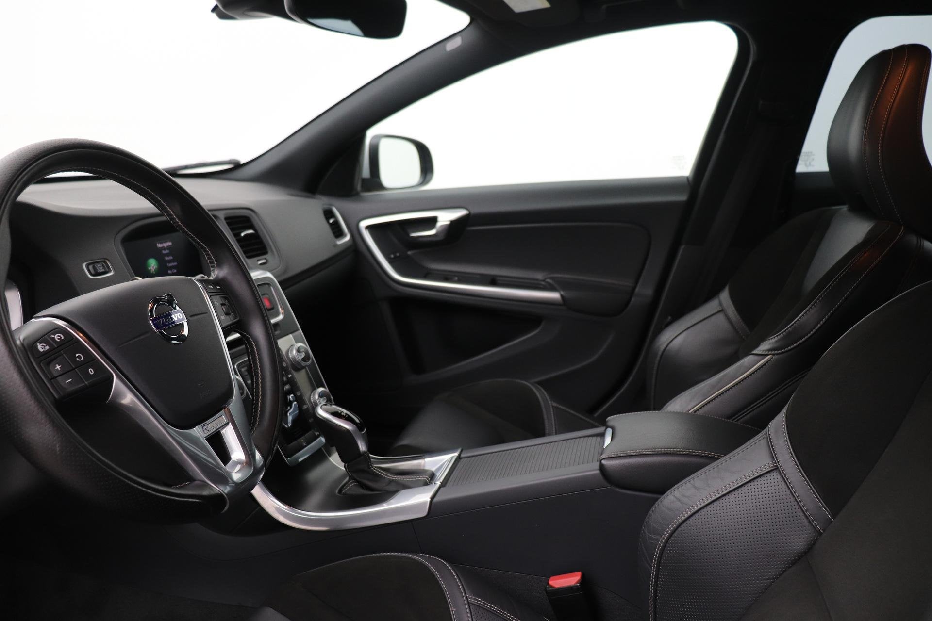 Volvo V60 T3 R-Design | Trekhaak | Adaptieve Xenon | Standka, 4 cilinders, Zwart, Origineel Nederlands, 152 pk