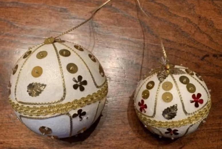 2 leuke tempex kerstballen doorsnee 9 en 11 cm; pailletjes, Ophalen of Verzenden, Zo goed als nieuw