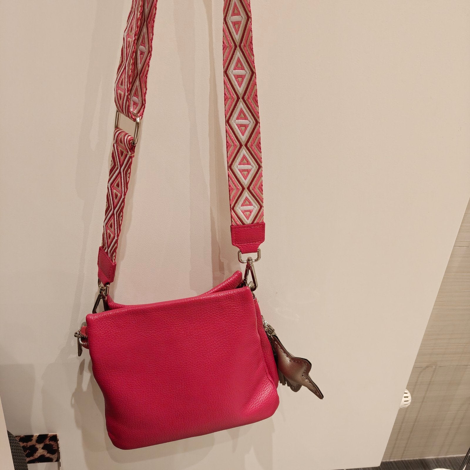 Fuchsia schoudertasje met brede fashion band 20x20 cm, Ophalen of Verzenden, Roze, Schoudertasje