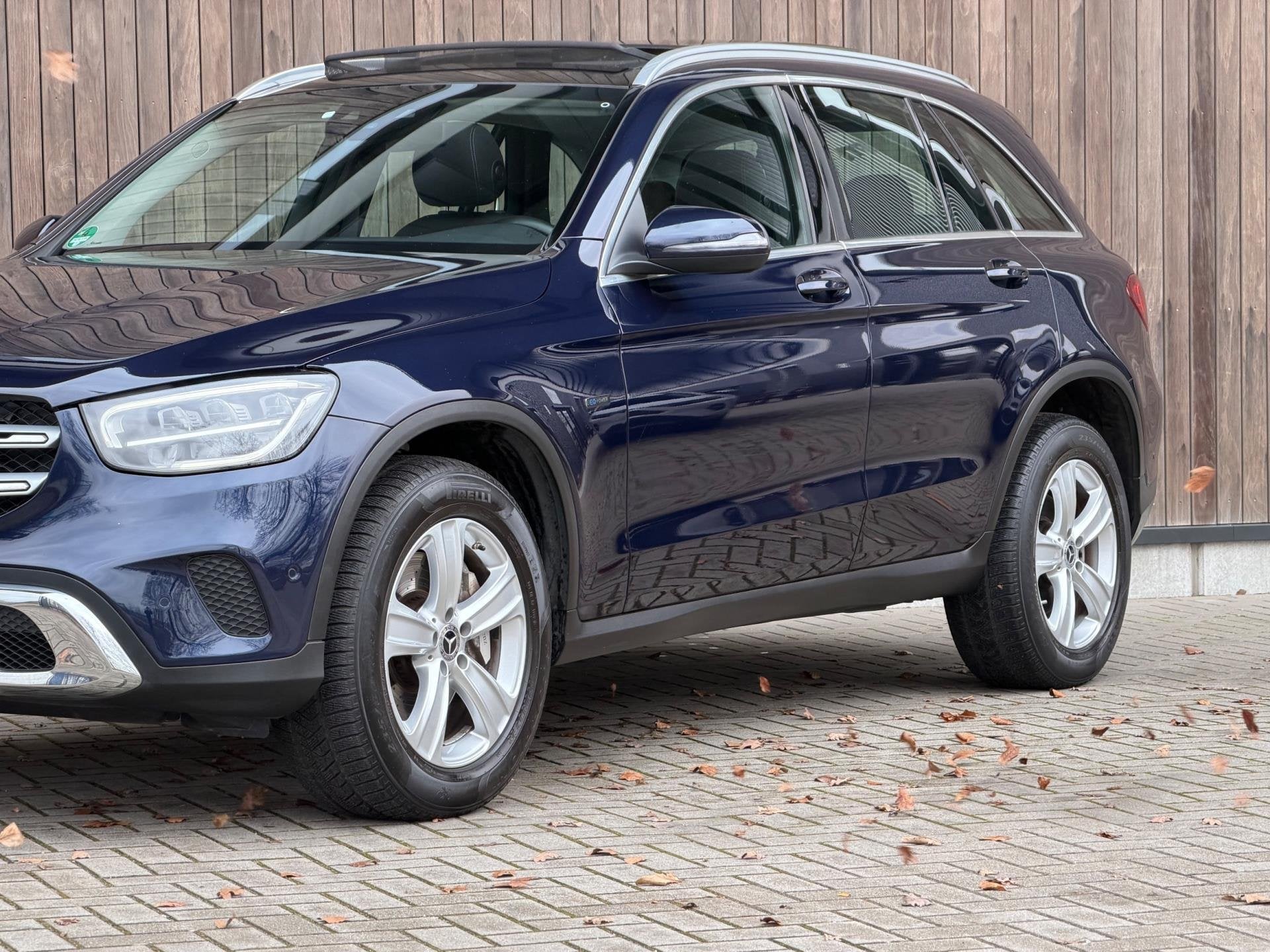 Mercedes-Benz GLC-klasse 300e 4MATIC / PANO / TREKHAAK /, Auto's, Automaat, Dealer onderhouden, Stof, Gebruikt