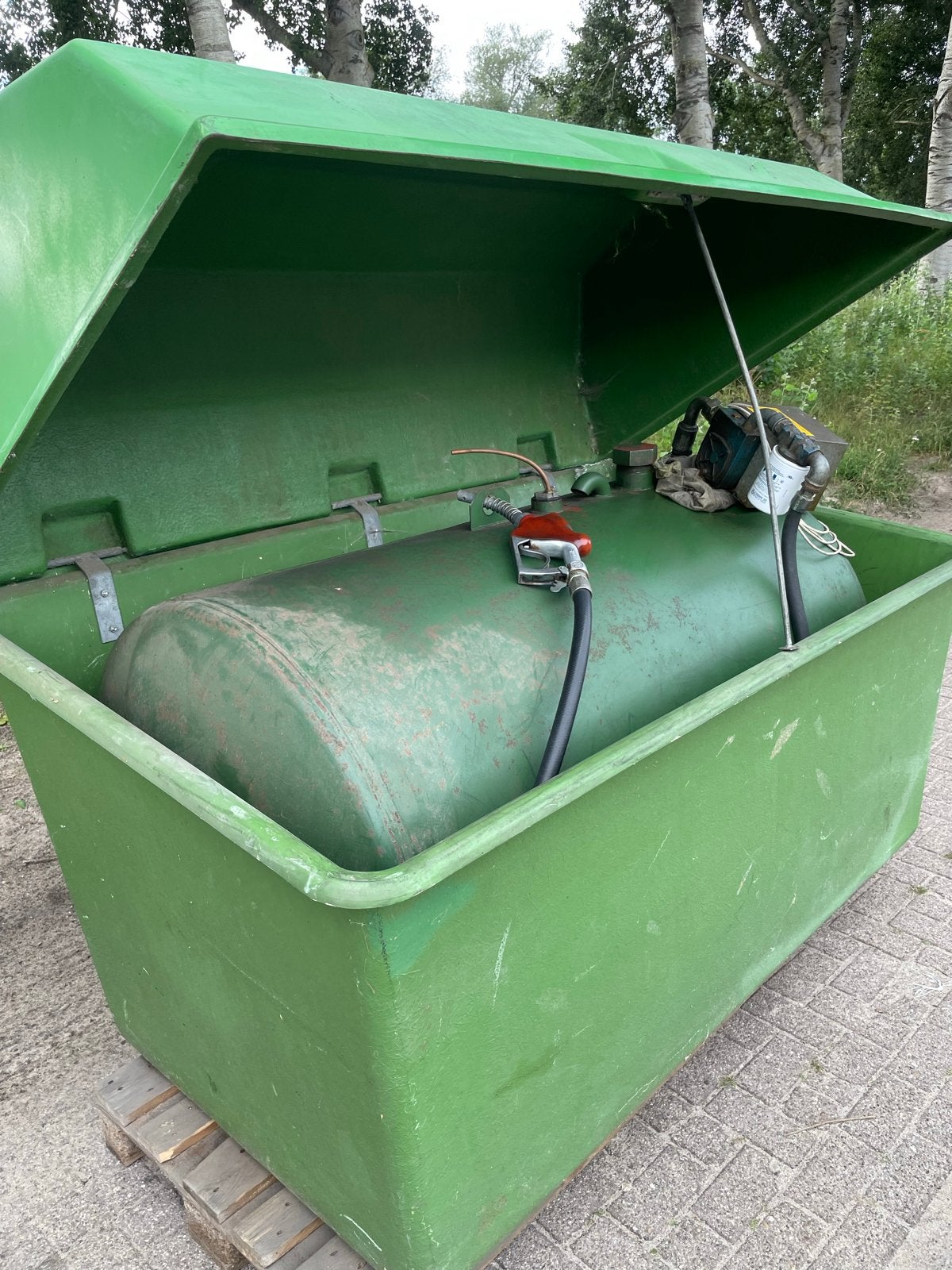Brandstoftank 1250 liter met omkasting en pomp, Ophalen