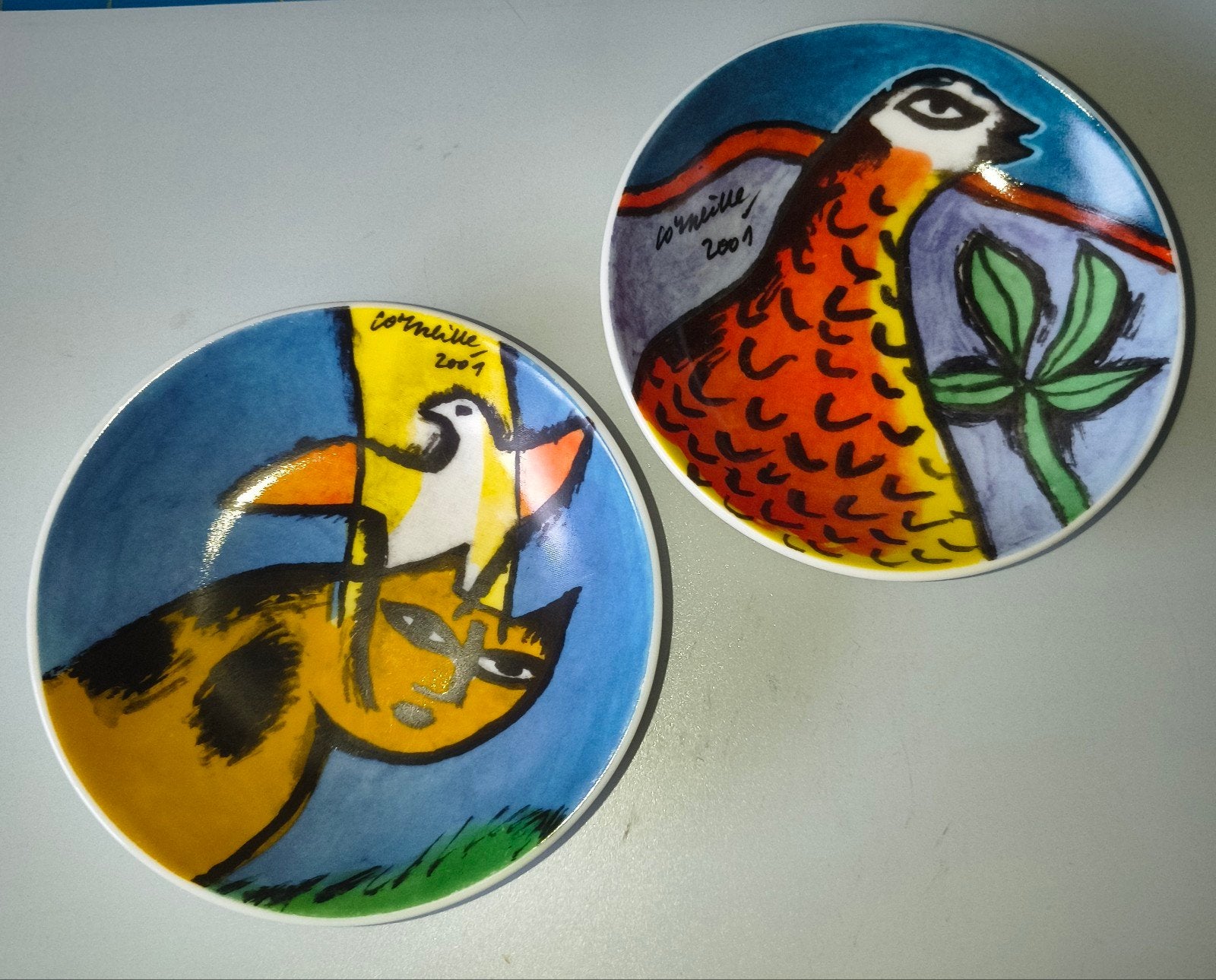 Corneille borden 2001 niet gebruikt - Kat en Vogel, Antiek en Kunst, Meerkleurig, Gesigneerd, Steen/keramiek, Bord