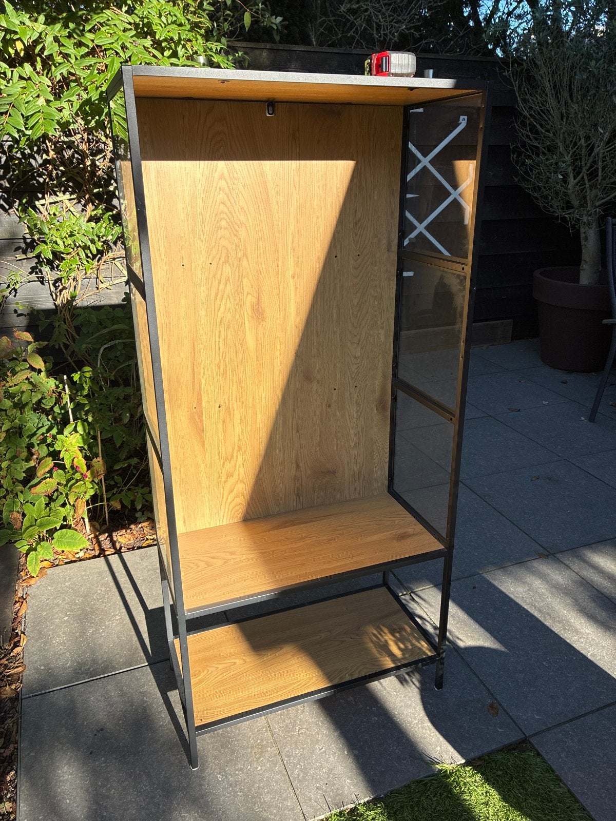 Stijlvolle vitrinekast met houten planken en glazen deuren, Ophalen, Met plank(en), 50 tot 100 cm, Zo goed als nieuw