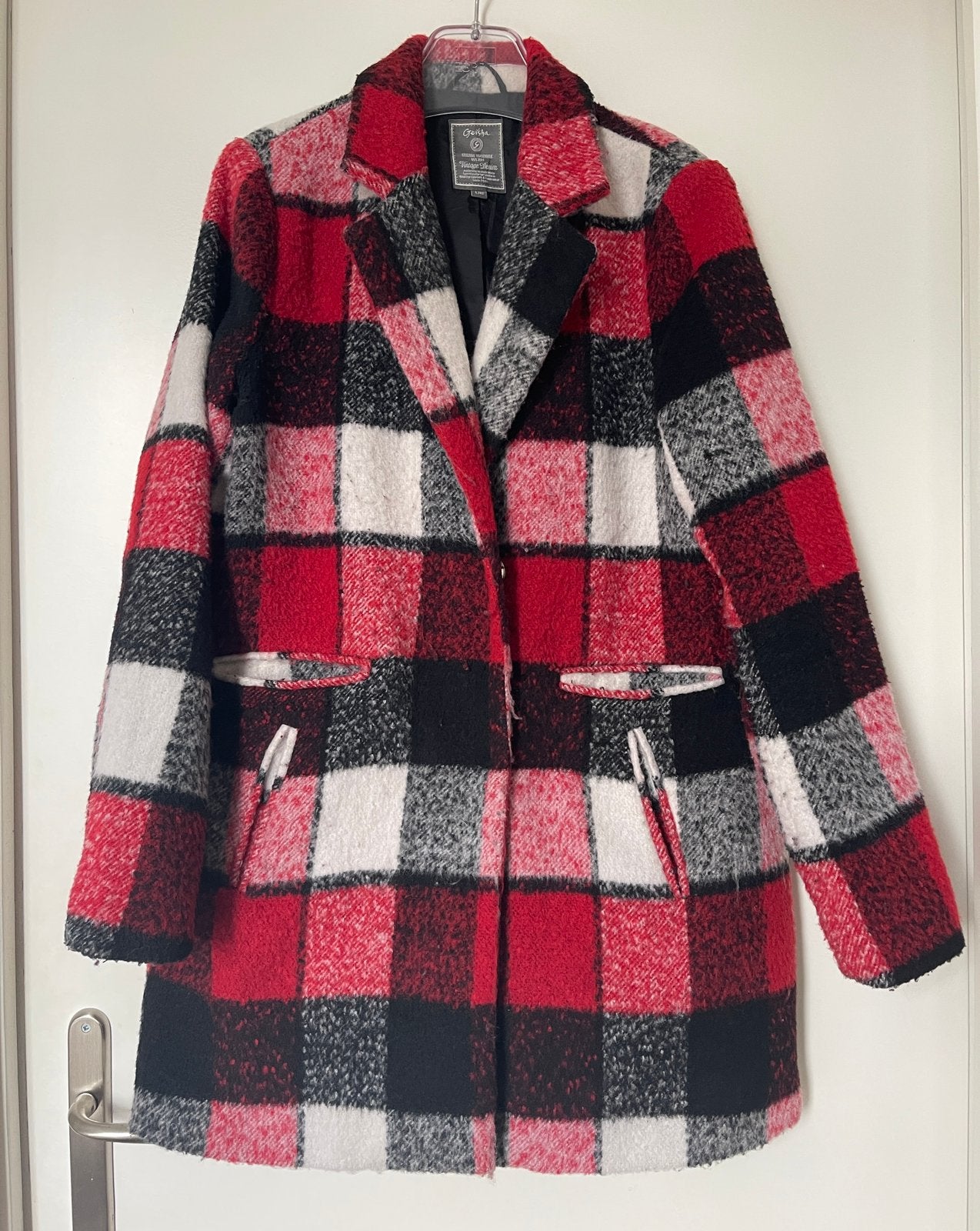 Rode winterjas geruit Geisha, L, Kleding | Dames, Jassen | Winter, Ophalen of Verzenden, Zo goed als nieuw, Maat 42/44 (L), Rood