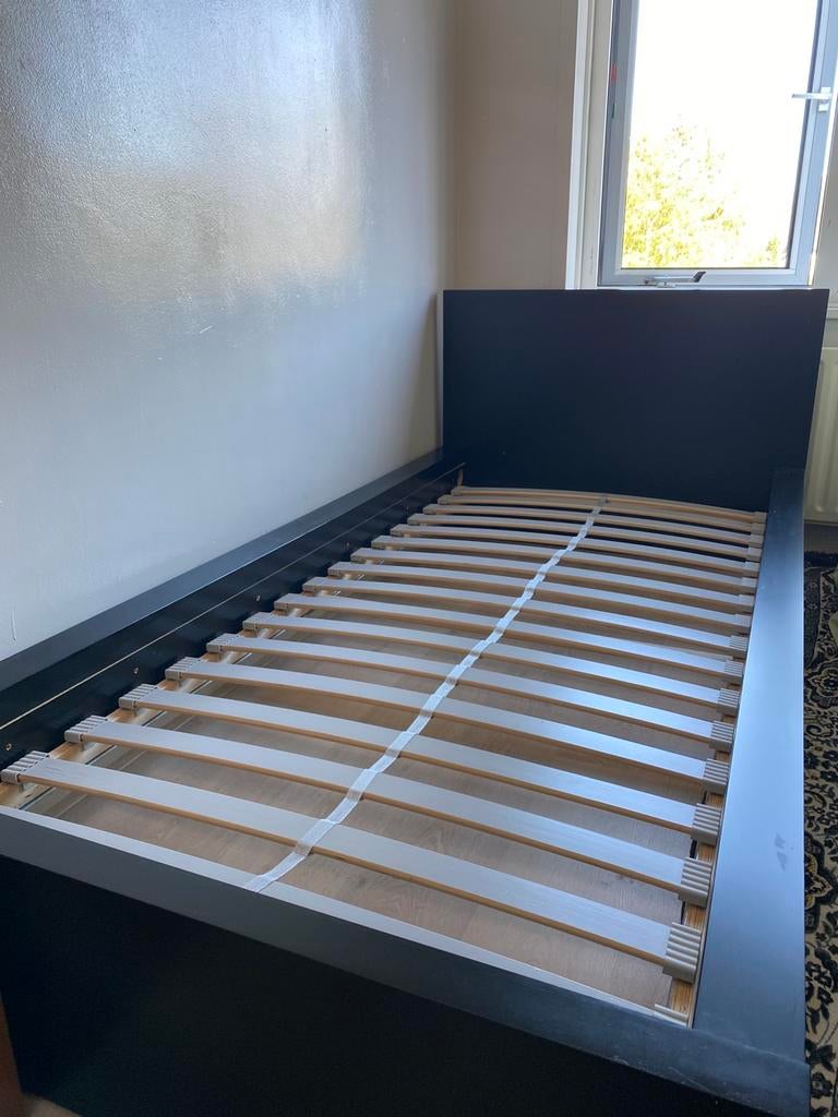 IKEA MALM Eenpersoonsbed – Zwartbruin – 90x200 cm, Huis en Inrichting, Slaapkamer | Bedden, Ophalen, 90 cm, Eenpersoons, Zwart