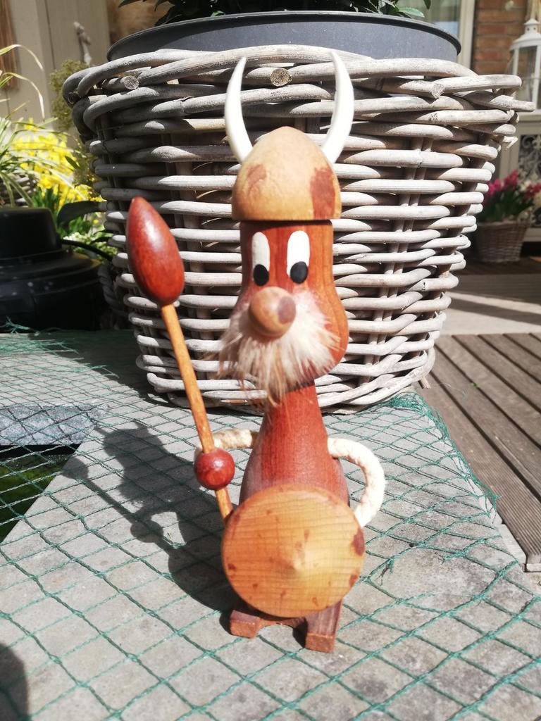 Houten Viking beeldje met speer en schild, Ophalen of Verzenden