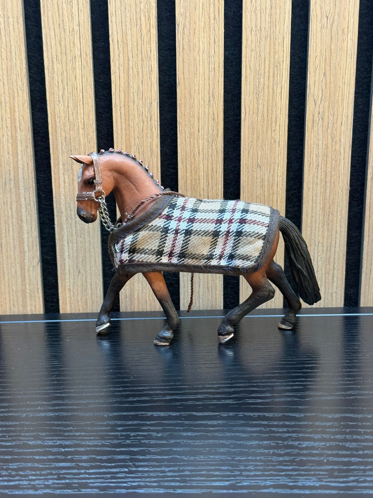 Schleich Hannoveraan merrie donkerbruin, met accessoires, Ophalen of Verzenden, Zo goed als nieuw, Paard, Beeldje of Figuurtje