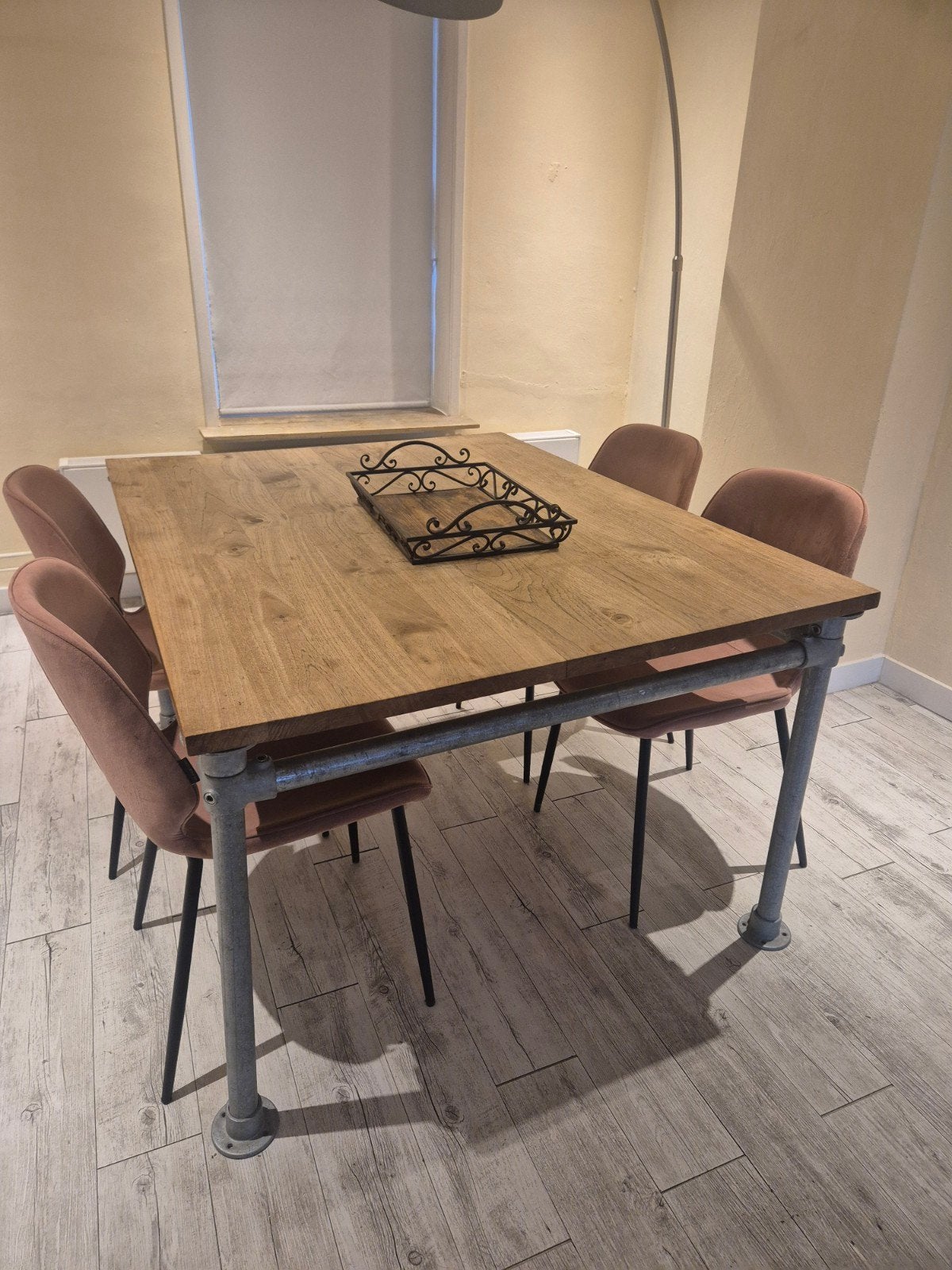 Industriële eettafel met 4 roze fluwelen stoelen, Huis en Inrichting, Overige houtsoorten, Industrieel, Modern, Ophalen of Verzenden