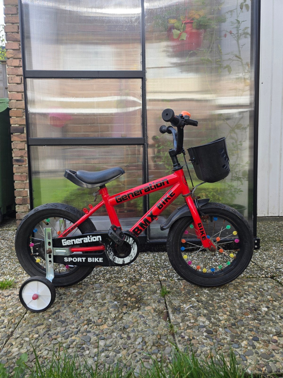 Rode kinderfiets met zijwieltjes en mandje, Ophalen, Zijwieltjes, Velgrem, Generation