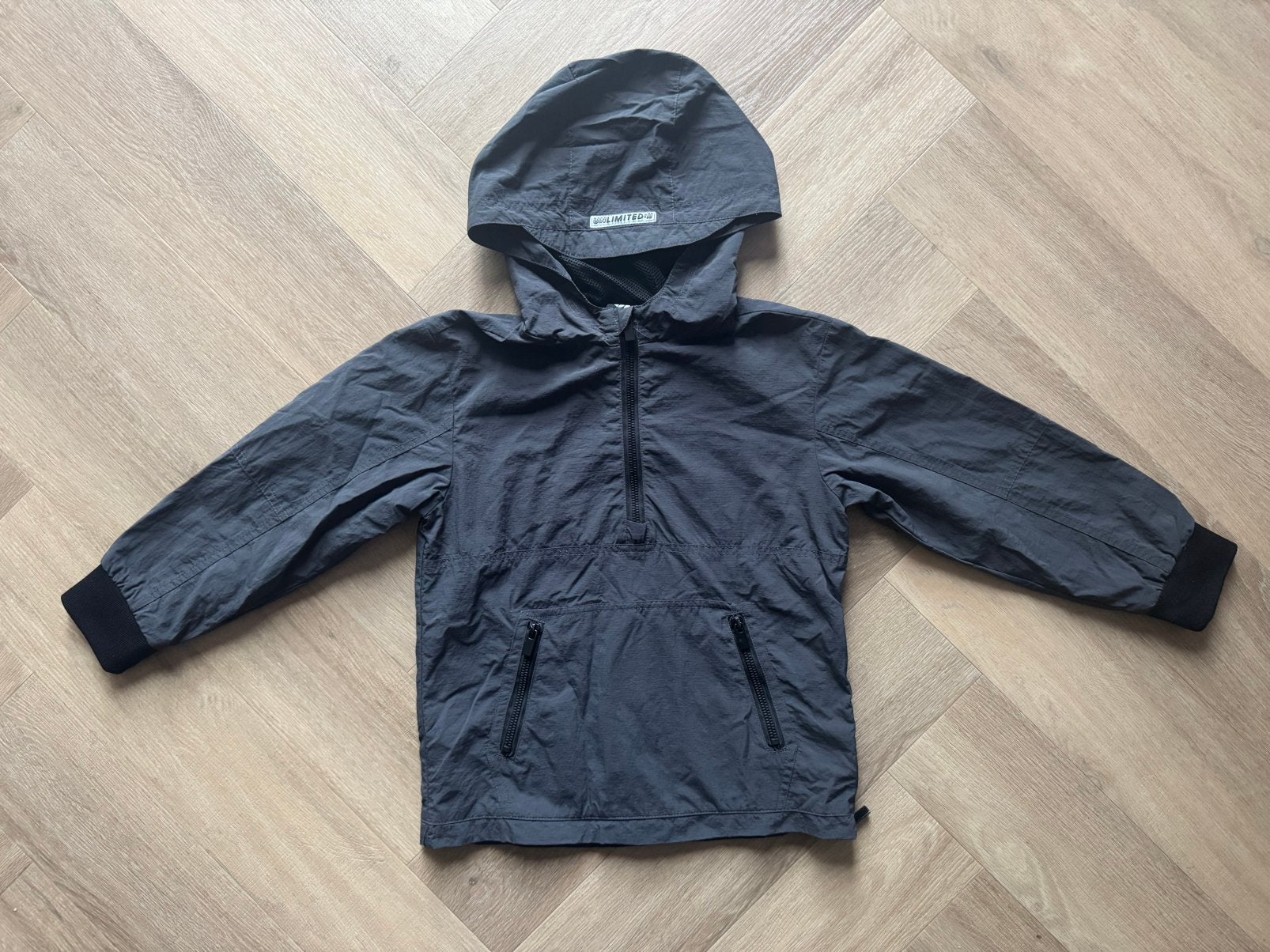 Shoeby J&M anorak jas antraciet/zwart maat 122/128, Ophalen of Verzenden, Zo goed als nieuw, Jongen, Jas
