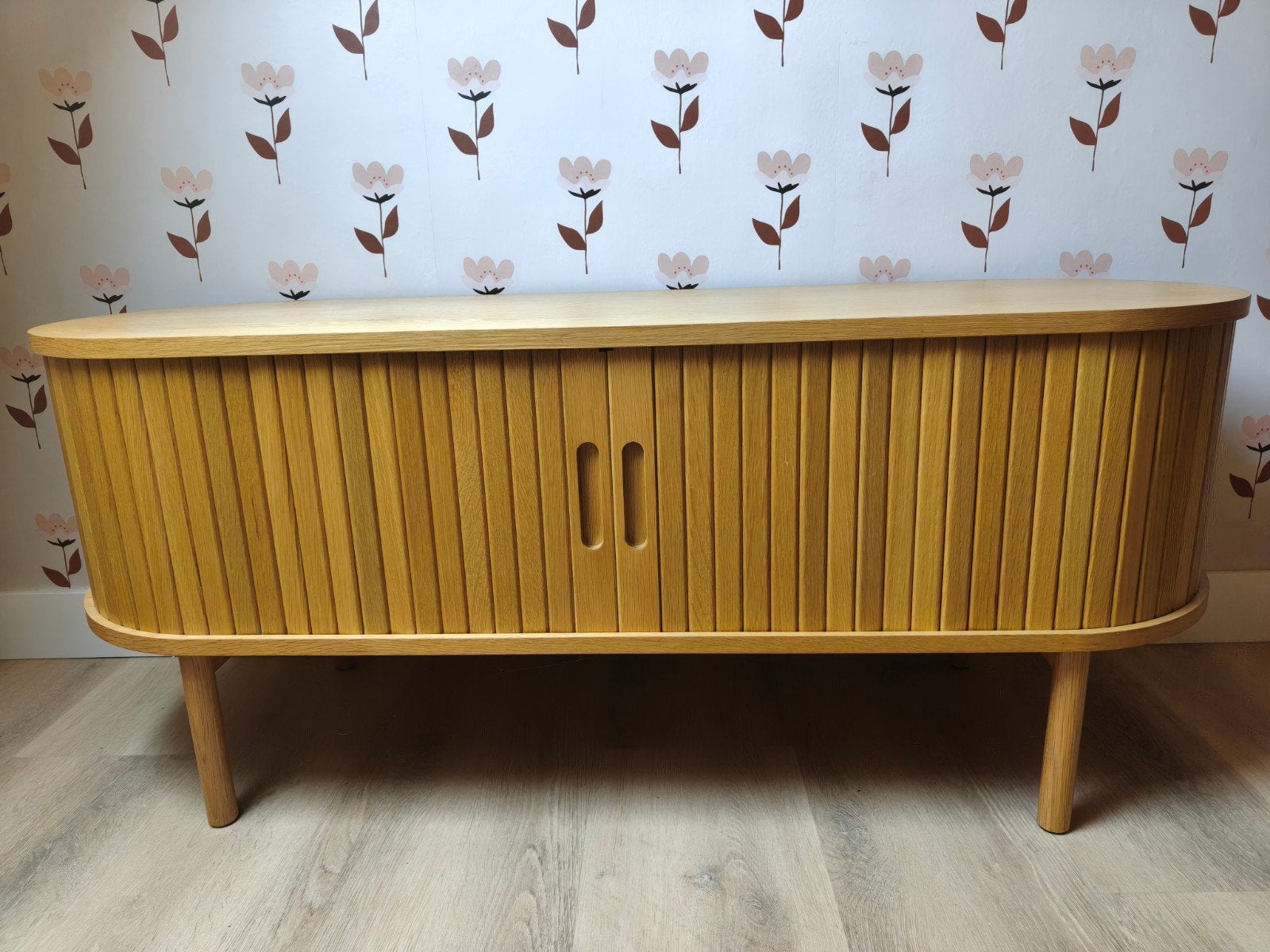 TV-meubel LYNGVIG van JYSK - Stijlvol en functioneel, Ophalen, 100 tot 150 cm, Modern, Scandinavisch, Zo goed als nieuw