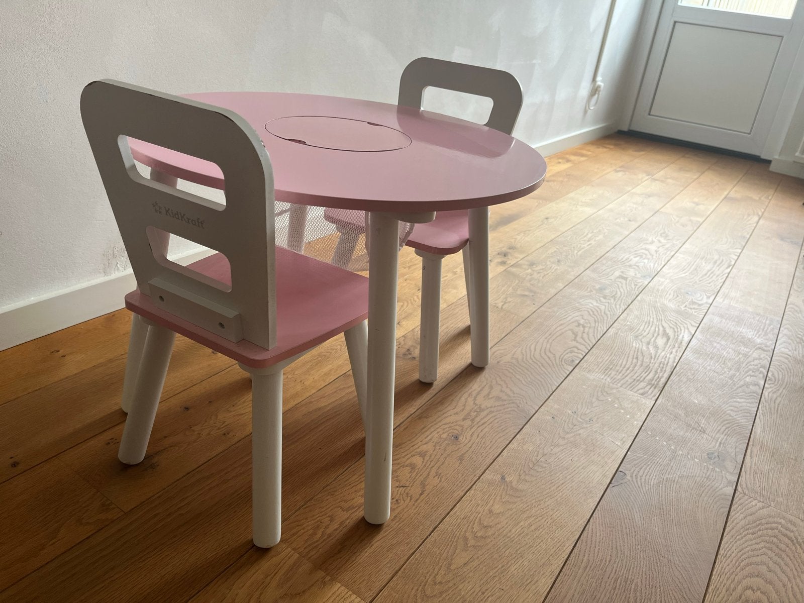 Roze kinder speeltafel met 2 stoeltjes en opbergnet, Kinderen en Baby's, Ophalen, Gebruikt, Tafel(s) en Stoel(en)