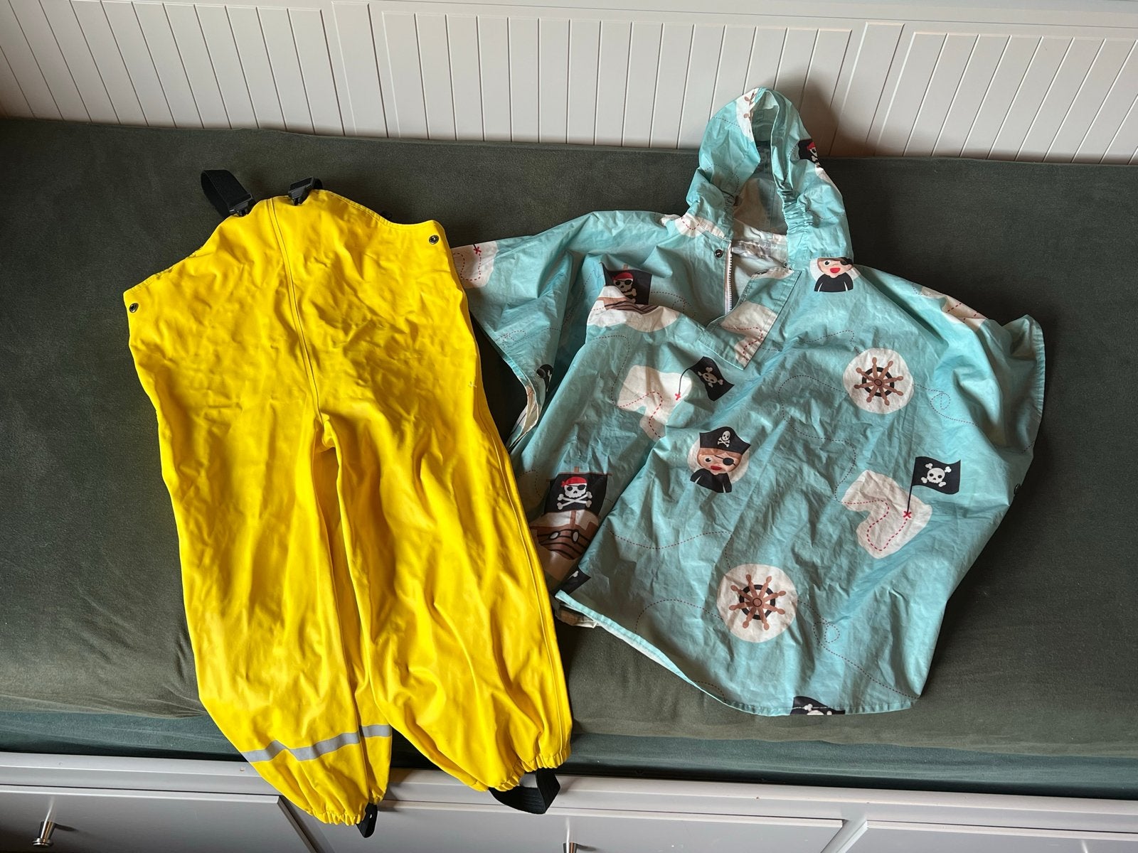 Regenbroek en regenponcho - maat 110/116, Kinderen en Baby's, Ophalen of Verzenden, Gebruikt, Jongen of Meisje