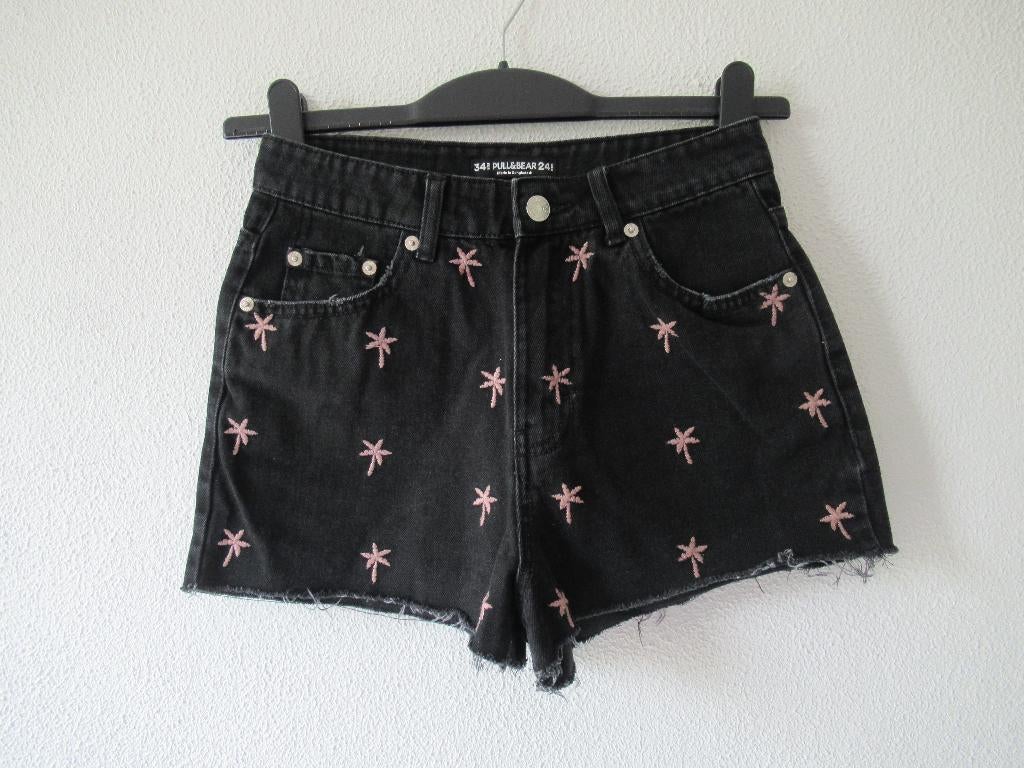 PULL&BEAR zwarte korte broek met roze palmboom print, Zwart, Ophalen of Verzenden, Zo goed als nieuw, W27 (confectie 34) of kleiner