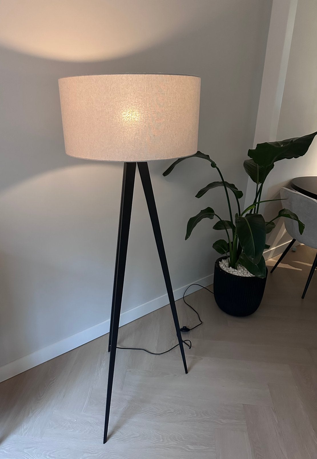 Moderne zwarte driepoot vloerlamp met beige lampenkap, Ophalen, Zo goed als nieuw, 100 tot 150 cm