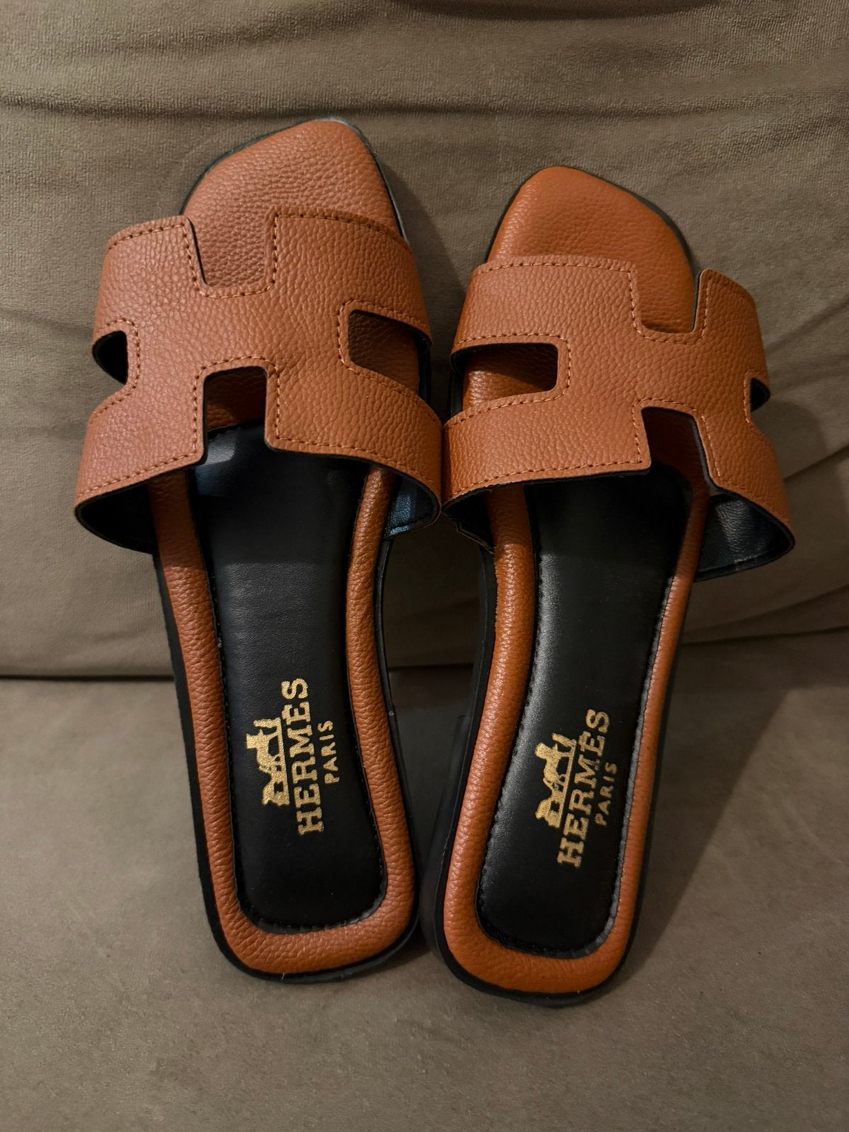 Hermes slippers, Kleding | Dames, Schoenen, Ophalen of Verzenden, Nieuw, Bruin