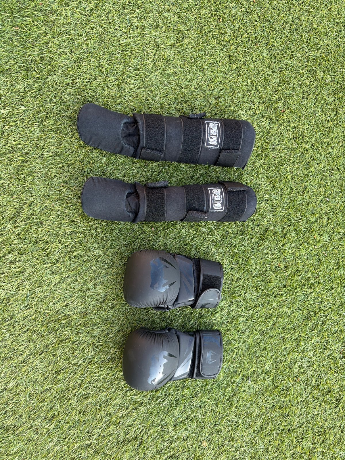 Bokshandschoenen en scheenbeschermers - Super Pro, Sport en Fitness, Boksen, Ophalen, Gebruikt, Bokshandschoenen
