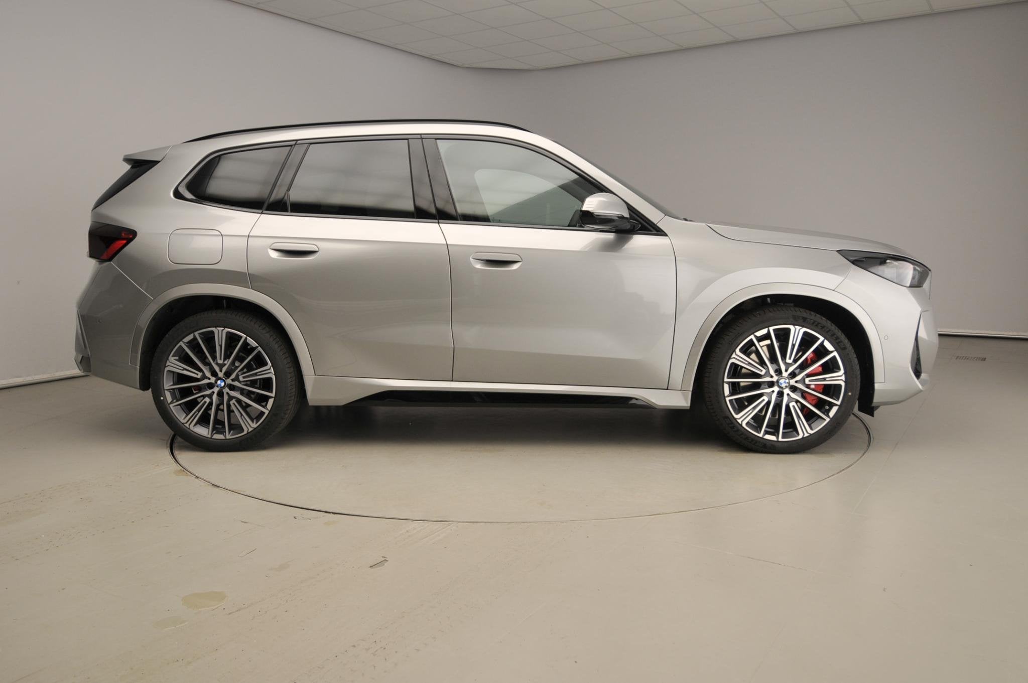 BMW X1 xDrive25e | M-Sportpakket | LED | HUD | Active cruise, Dealer onderhouden, 105 min, Bedrijf, Isofix