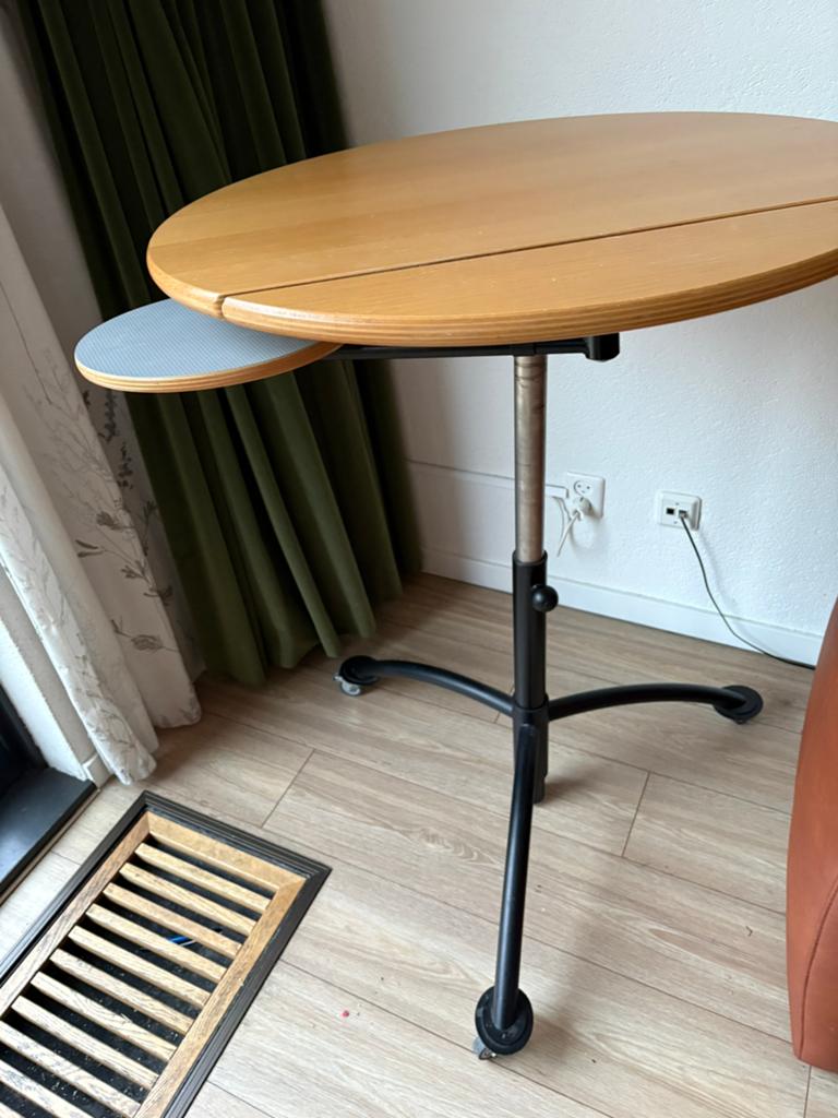 Verstelbare laptoptafel op wielen., Ophalen, Gebruikt, Tot twee personen, 50 tot 100 cm