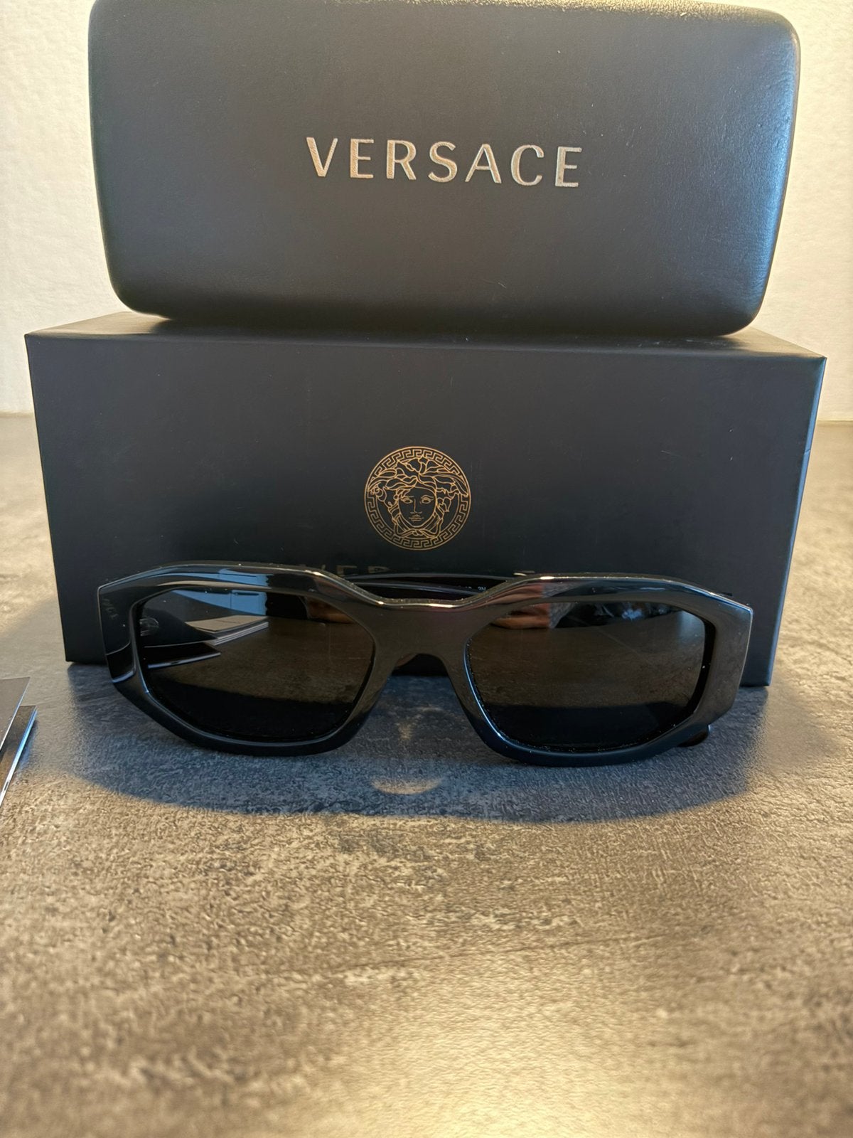 Zonnebril versace, Sieraden, Tassen en Uiterlijk, Zonnebrillen en Brillen | Heren, Ophalen of Verzenden, Zo goed als nieuw, Zwart