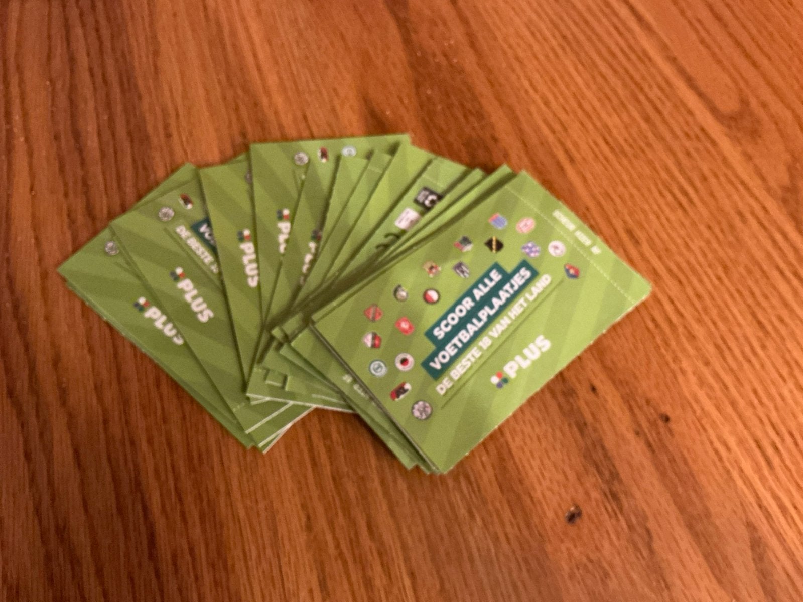 Te koop 2100 nieuwe voetbalplaatjes, Verzamelen, Supermarktacties, Plus, Ophalen of Verzenden
