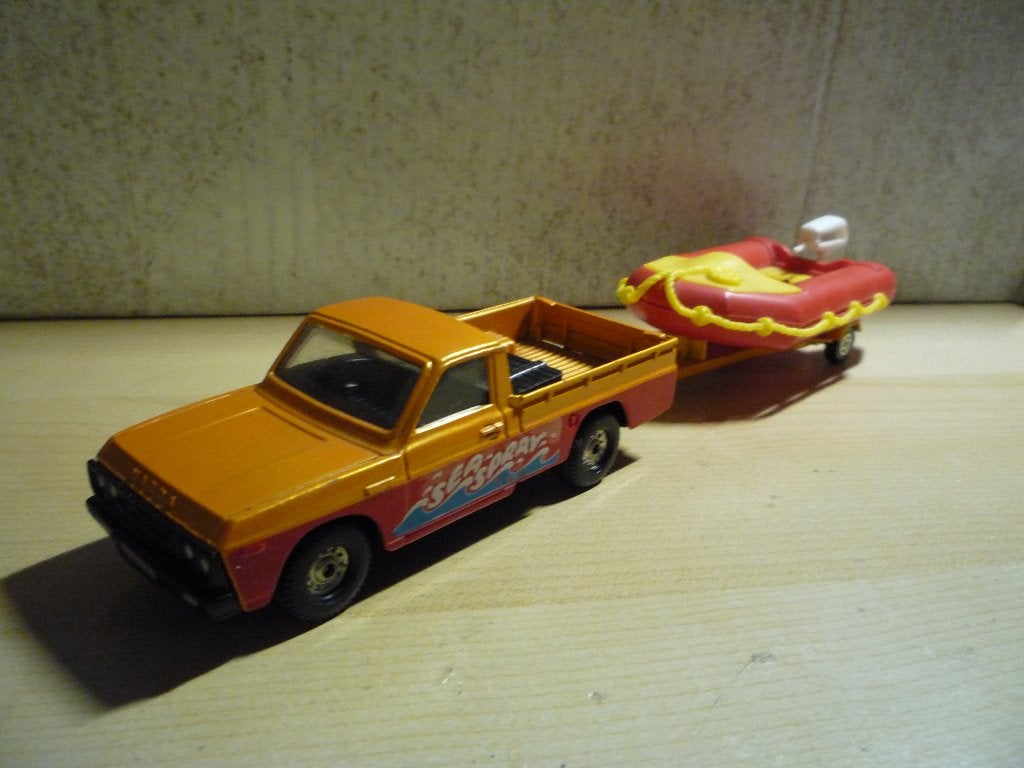 Corgi Gift Set 28 Mazda B1600 Pick-Up, Trailer & Dinghy 1:36, Ophalen of Verzenden, Zo goed als nieuw, Auto