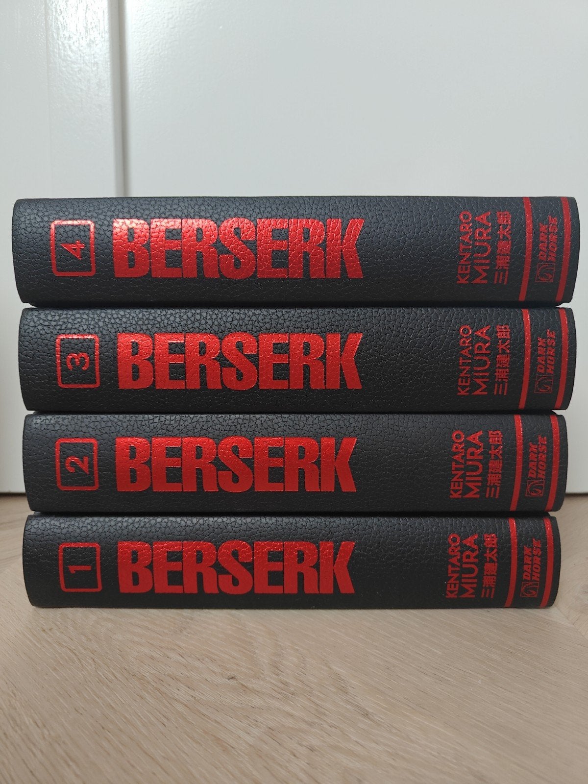 Berserk deluxe edition deel 1, Meerdere stripboeken, Ophalen of Verzenden, Zo goed als nieuw