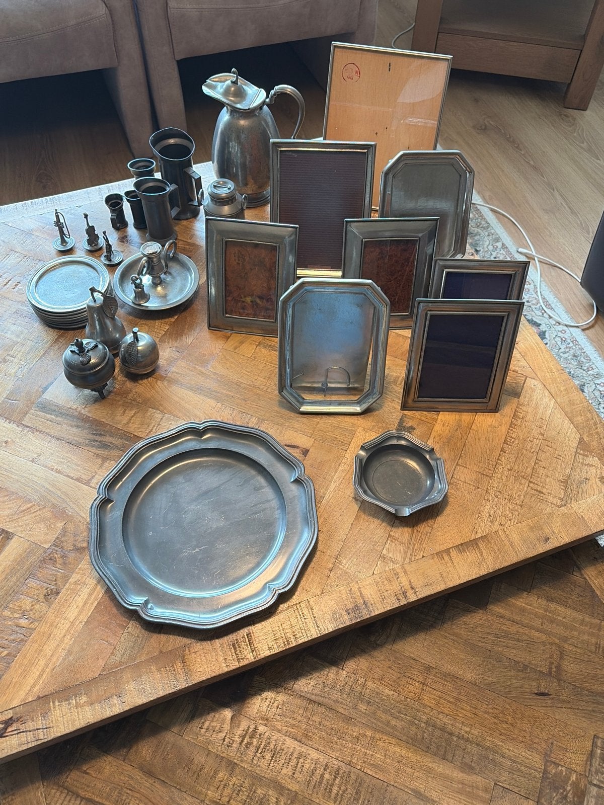 Grote collectie tinnen voorwerpen en fotolijsten, Ophalen