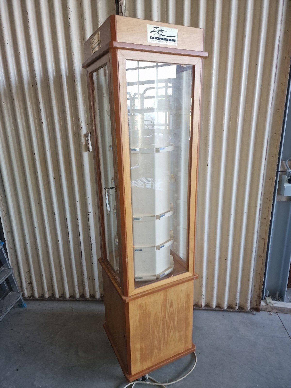 horloge  vitrine  met licht en draaiplateau, Ophalen, Minder dan 50 cm, 150 tot 200 cm, 25 tot 50 cm