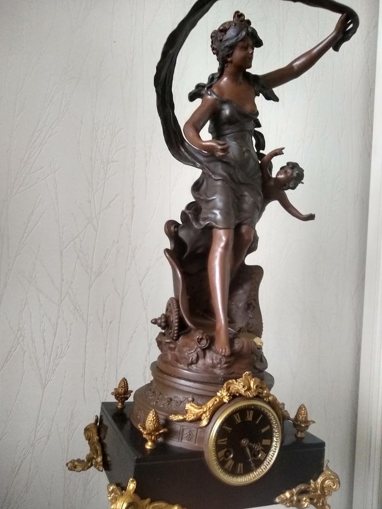 Te koop klok met beeld vrouw in strijdwagen van samac klok L, Ophalen