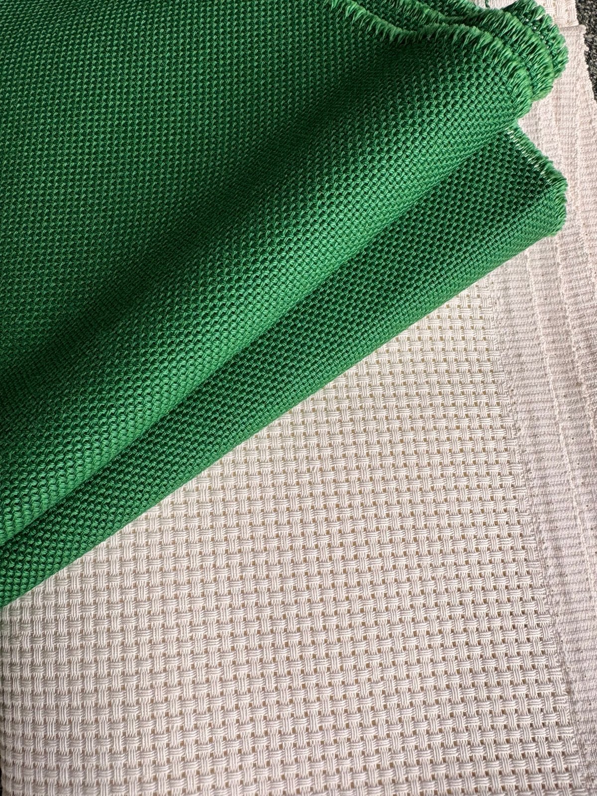 2 lappen borduurstof / borduurstramien roomwit en groen, Ophalen of Verzenden, Zo goed als nieuw, Handborduren, Overige typen