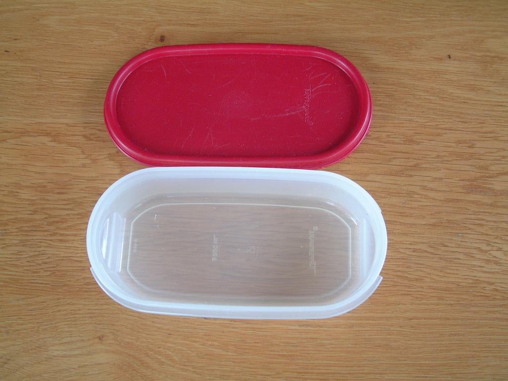 tupperware ovaal trommel met rood deksel 300 ml. nr.12, Ophalen of Verzenden, Zo goed als nieuw, Rood, Overige typen