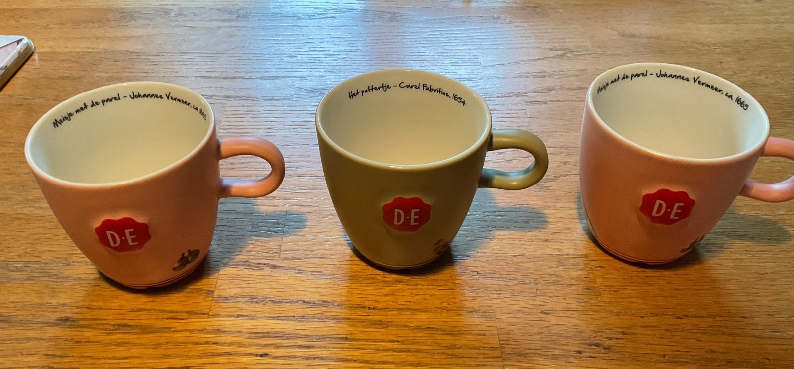 Drie Douwe Egberts mokken  2x meisje met parel en puttertje, Ophalen of Verzenden, Zo goed als nieuw, Overige stijlen, Kop(pen) en/of Schotel(s)