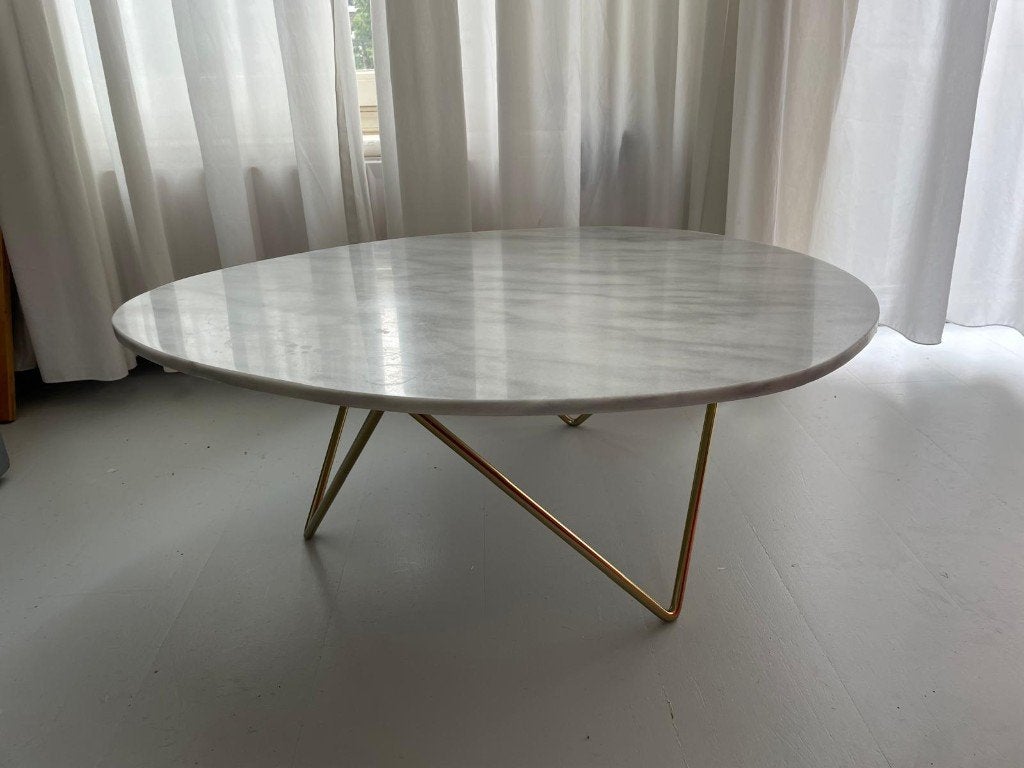 Marmeren Salontafel met goudkleurig metalen onderstel, Ophalen, Gebruikt, 100 tot 150 cm, Modern design coffee table