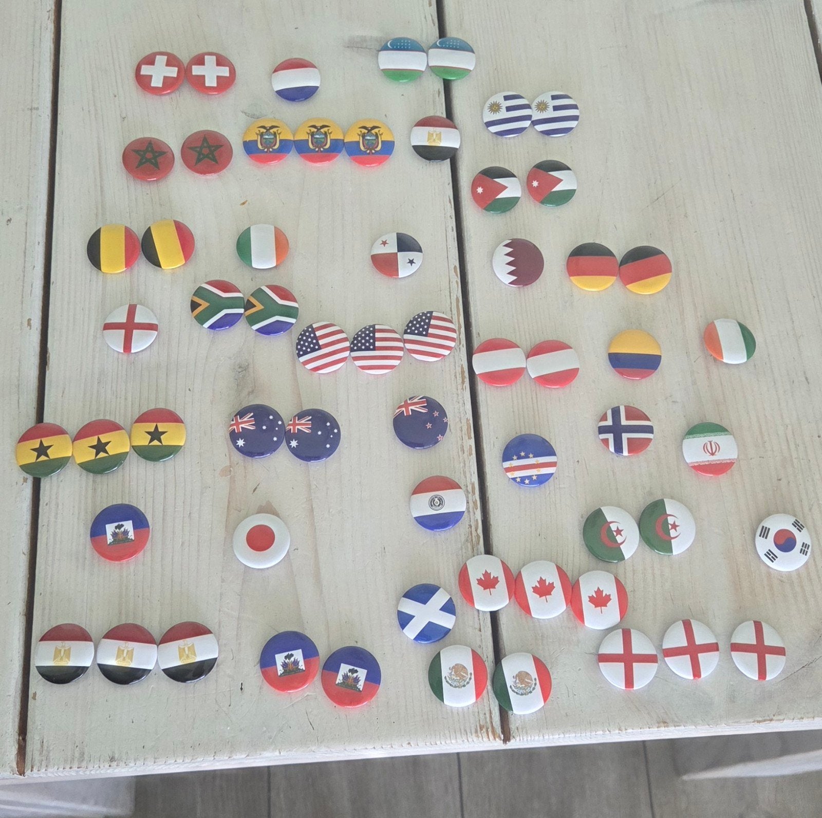 Deka pins/badges - Ruilen tegen Congo, Frankrijk, Zweden,, Ophalen of Verzenden