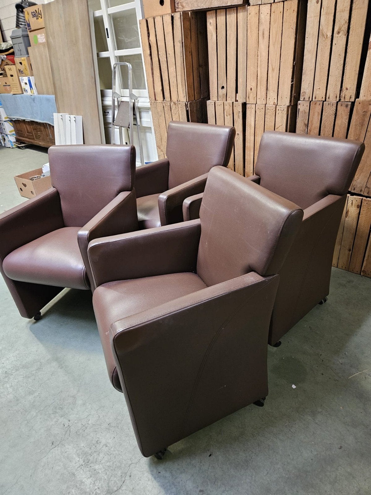 Set van 4 bruine fauteuils op wieltjes, Huis en Inrichting, Stoelen, Ophalen, Gebruikt, Bruin, Klassiek, Zakelijk